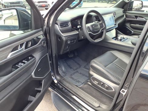 Used 2024 Jeep Wagoneer L Series III w/ Flexible Seating Group AWD/4WD image 10