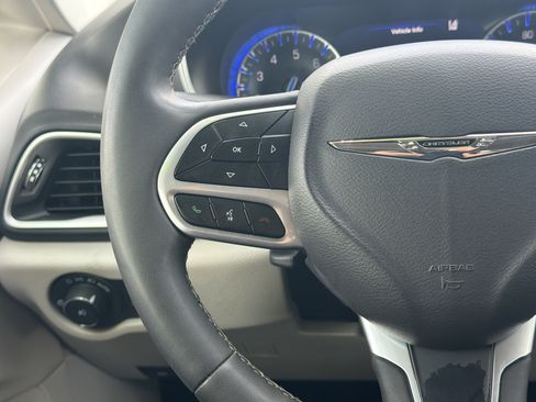 Used 2024 Chrysler Pacifica Touring-L FWD image 18