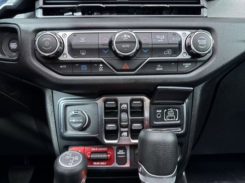 Used 2024 Jeep Wrangler Unlimited AWD/4WD image 26