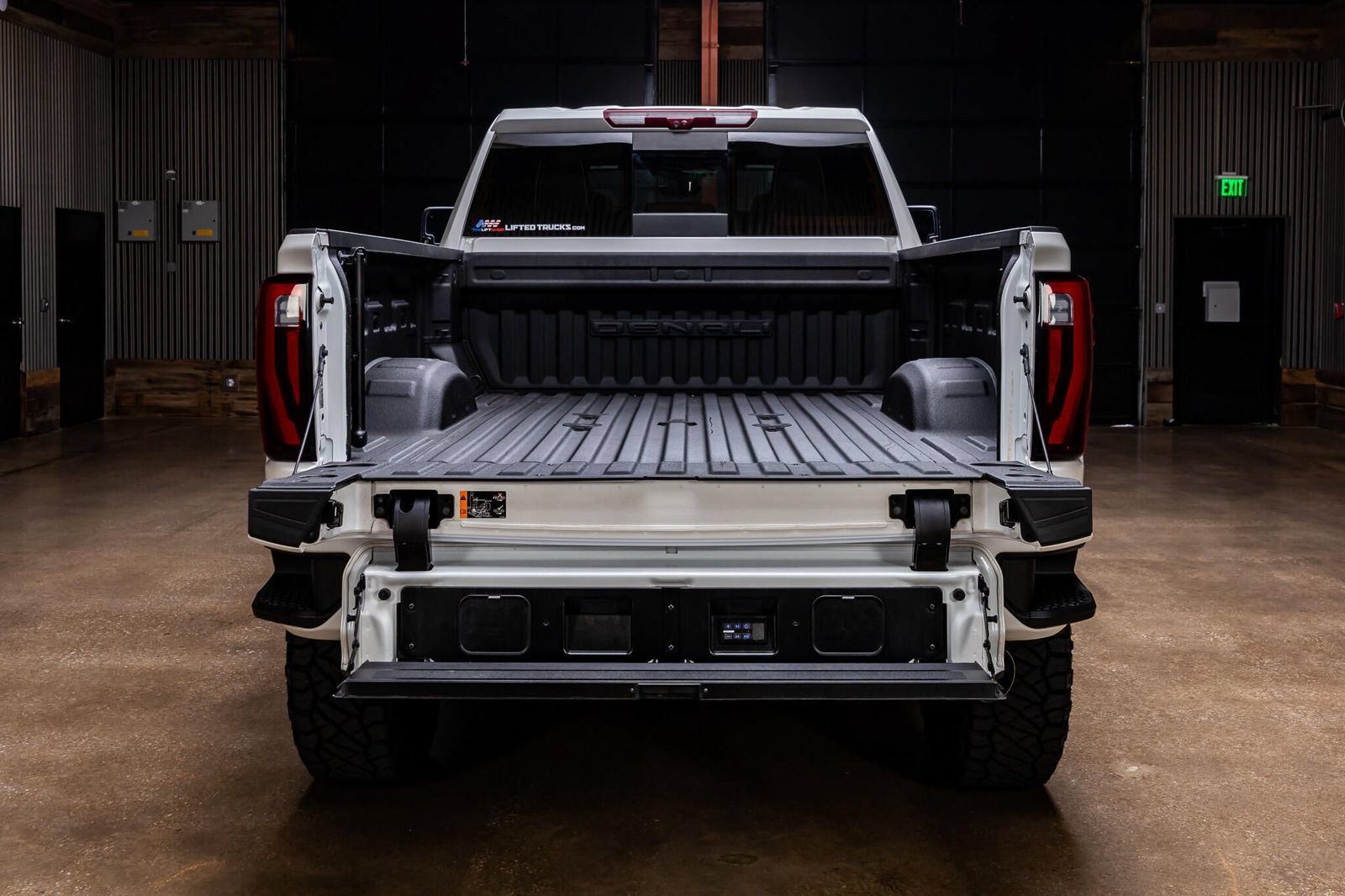 Used 2024 GMC Sierra 2500 Denali Ultimate AWD/4WD image 9