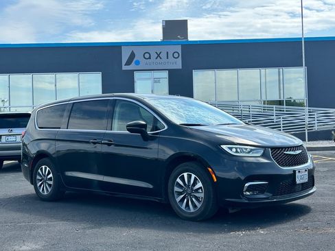 Used 2023 Chrysler Pacifica Touring-L FWD image 1