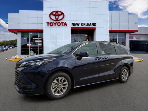 New 2026 Toyota Sienna LE FWD image 1