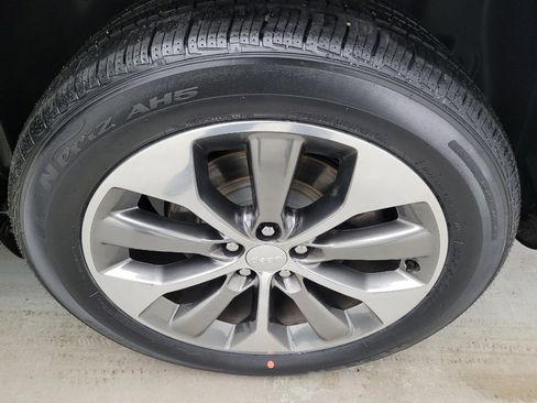 Used 2019 Jeep Cherokee Overland w/ Technology Group AWD/4WD image 31