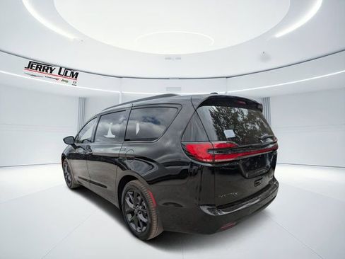 New 2026 Chrysler Pacifica Limited w/ S Appearance Package FWD image 5