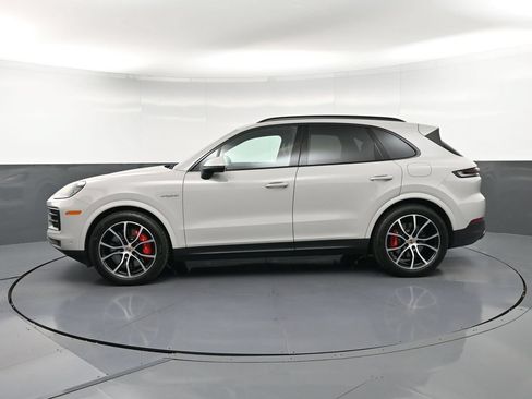 Certified 2025 Porsche Cayenne S AWD/4WD image 2