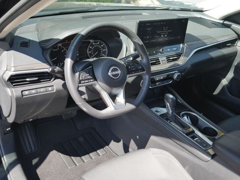 Used 2023 Nissan Altima 2.5 SV w/ SV Premium Package AWD/4WD image 4