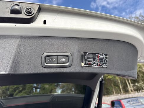 Used 2019 Volvo XC40 T4 R-Design image 34