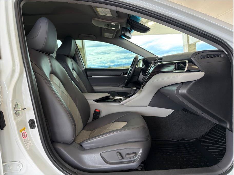 Used 2018 Toyota Camry XLE FWD image 14