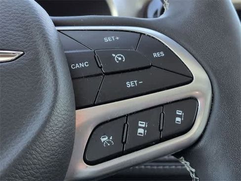 Used 2022 Chrysler Pacifica Touring-L image 28