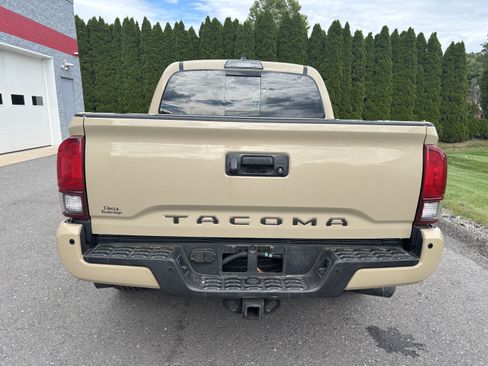 Used 2019 Toyota Tacoma TRD Off-Road w/ Technology Package AWD/4WD image 4