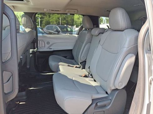 Certified 2025 Toyota Sienna XLE FWD image 21