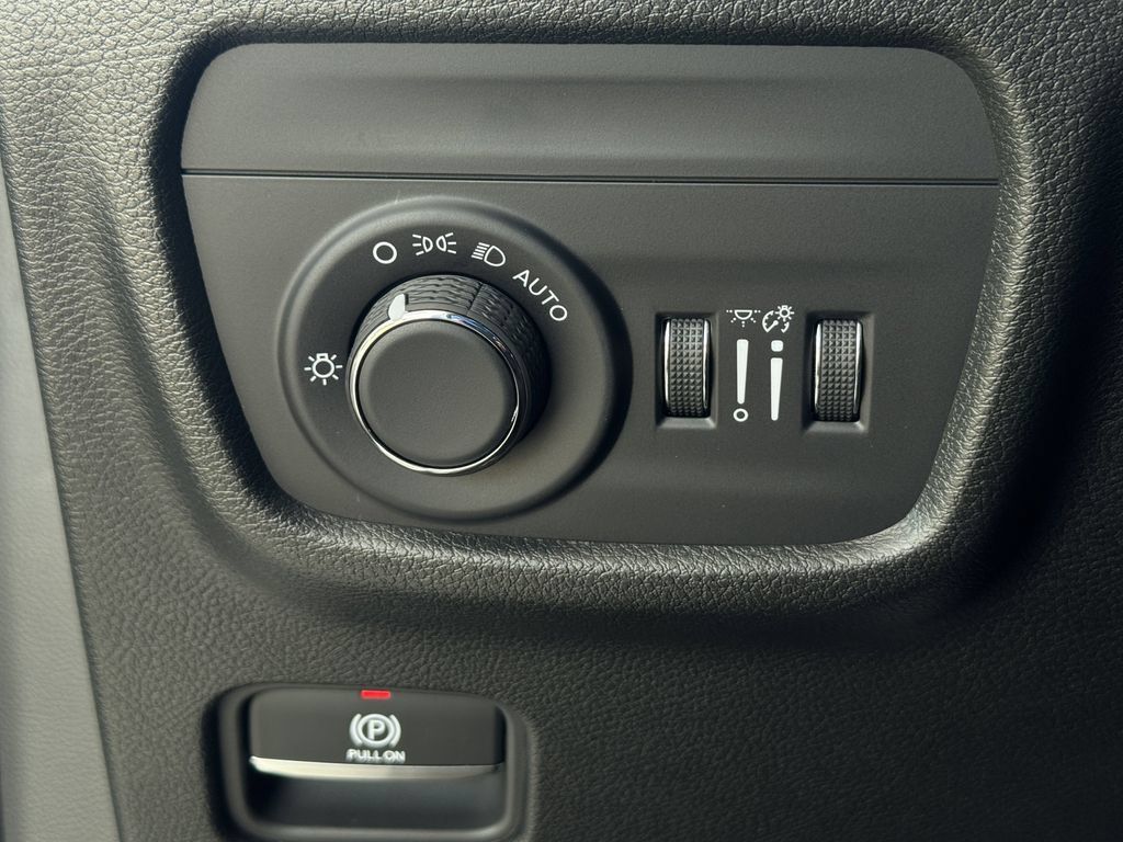 Used 2025 Jeep Grand Cherokee Laredo X w/ Luxury Tech Group I AWD/4WD image 22