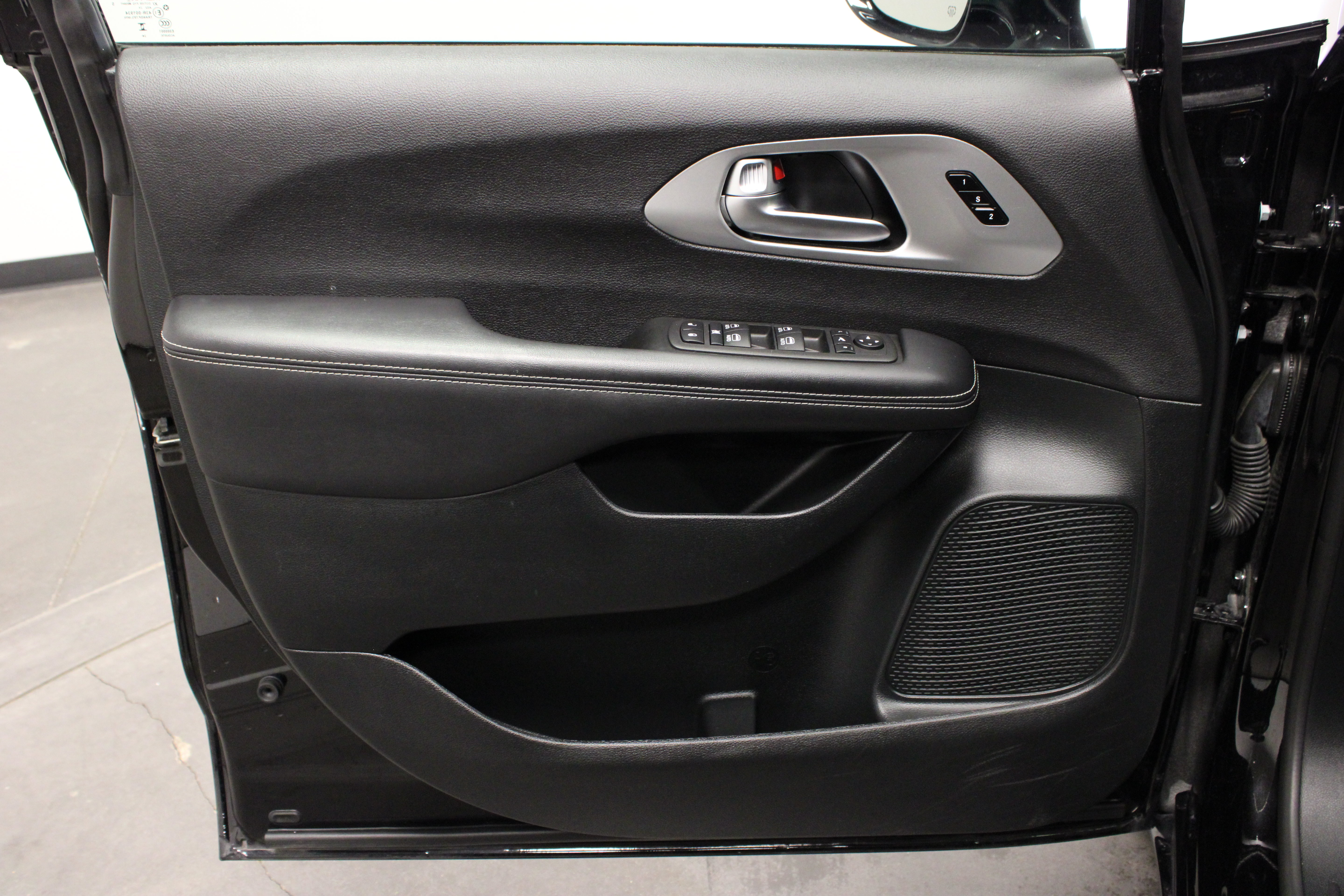 Used 2025 Chrysler Pacifica Limited FWD image 12