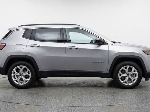 Used 2025 Jeep Compass Latitude image 11