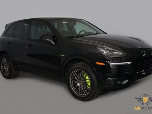 Used 2017 Porsche Cayenne S image 2