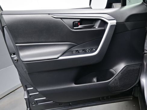 Used 2022 Toyota RAV4 LE AWD/4WD image 9