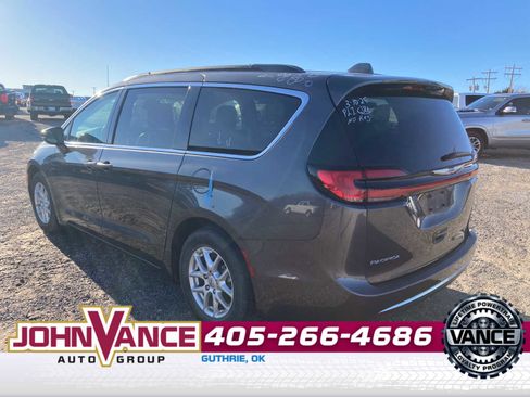 Used 2022 Chrysler Pacifica Touring-L image 5