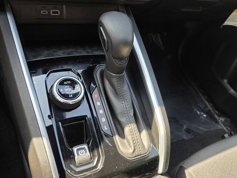 Used 2024 Chevrolet Colorado Trail Boss w/ Technology Package AWD/4WD image 19