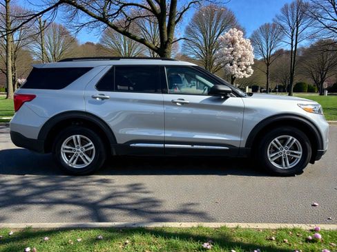 Used 2023 Ford Explorer XLT w/ Equipment Group 202A AWD/4WD image 9