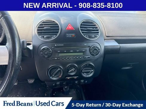 Used 2009 Volkswagen Beetle Coupe FWD image 11