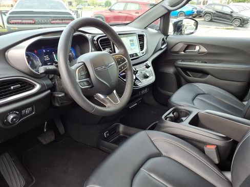 Used 2025 Chrysler Pacifica Select FWD image 7