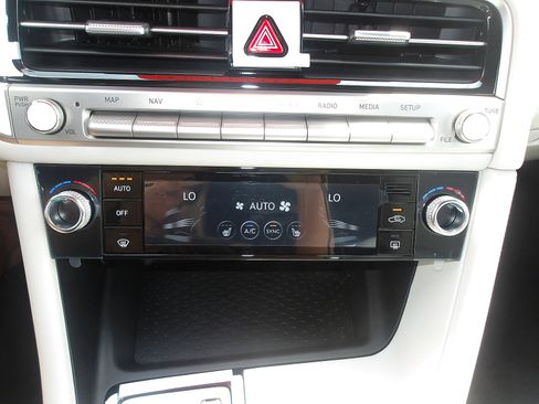 Used 2025 Genesis G70 2.5T image 20