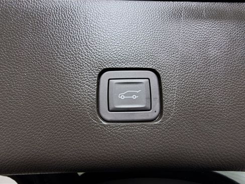 Used 2018 Chevrolet Traverse Premier w/ Driver Confidence II Package FWD image 45