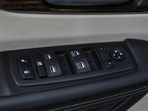 Used 2023 Chrysler Pacifica Limited FWD image 22