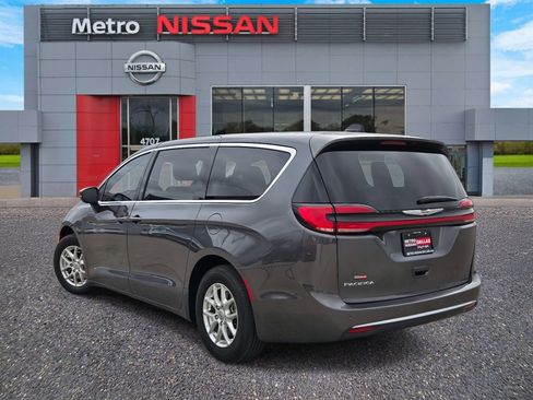 Used 2023 Chrysler Pacifica Touring-L FWD image 4