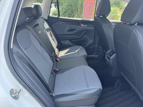 Used 2026 Volkswagen Tiguan SE AWD/4WD image 32