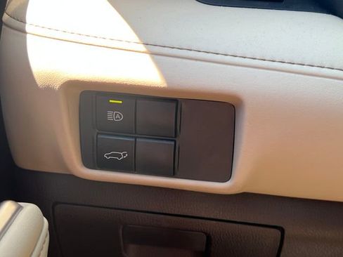 Used 2020 Toyota Highlander XLE AWD/4WD image 34
