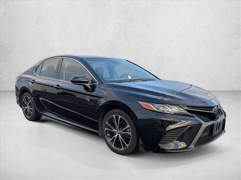 Certified 2018 Toyota Camry SE image 3