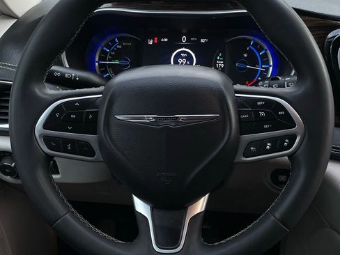 Used 2023 Chrysler Pacifica Limited FWD image 12