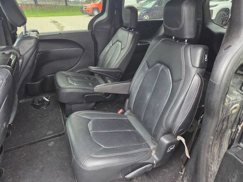 Used 2020 Chrysler Pacifica Touring-L Plus w/ S Appearance Package FWD image 11