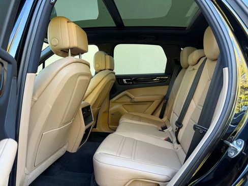 Used 2019 Porsche Cayenne image 12