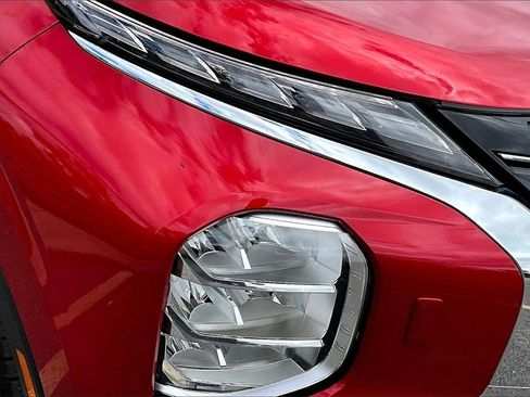 Used 2023 Mitsubishi Outlander SE image 28