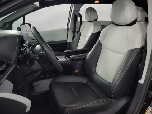 Used 2025 Toyota Sienna XSE w/ XSE Plus Package AWD/4WD image 15