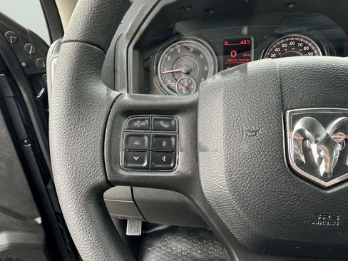 Used 2023 RAM 1500 4x4 Crew Cab Classic w/ Chrome Appearance Group image 15