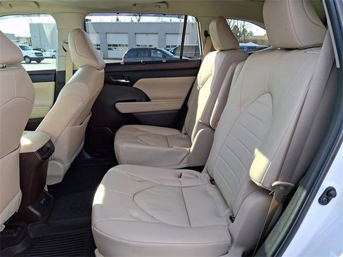 Used 2022 Toyota Highlander XLE image 14