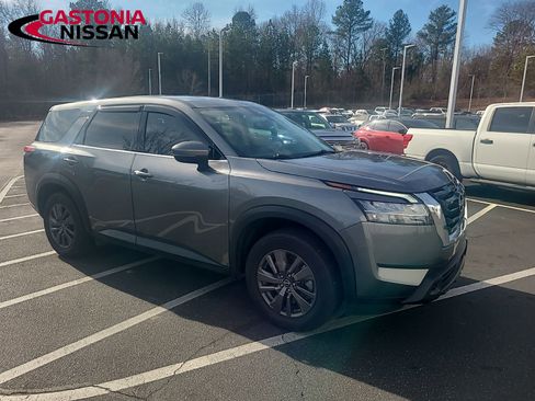 Used 2022 Nissan Pathfinder S image 2