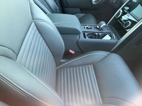 Used 2023 Land Rover Discovery S R-Dynamic image 5