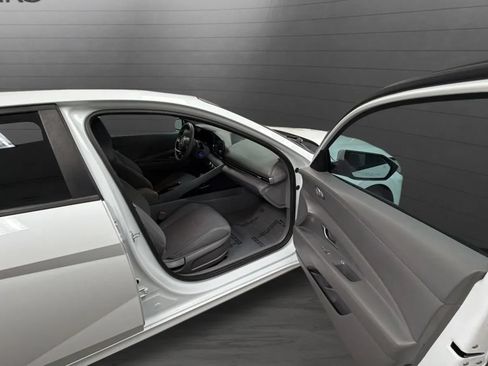 Used 2022 Hyundai Elantra SE FWD image 20