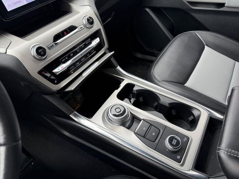 Used 2022 Ford Explorer XLT w/ Equipment Group 202A image 13