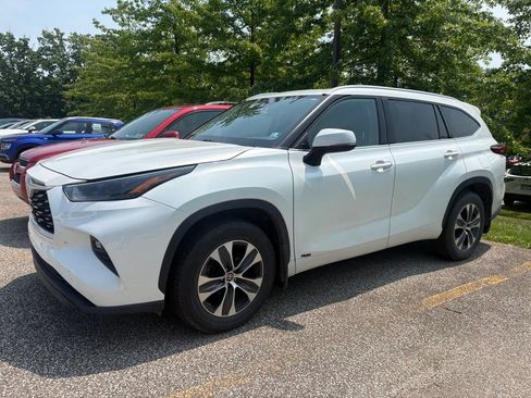 Used 2022 Toyota Highlander XLE AWD/4WD image 1