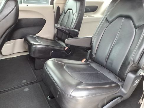 Used 2024 Chrysler Pacifica Touring-L FWD image 14