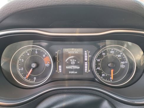 Used 2020 Jeep Cherokee Latitude Plus FWD image 29
