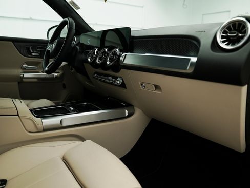 Used 2025 Mercedes-Benz GLB 250 4MATIC image 24