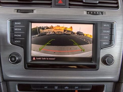 Used 2016 Volkswagen Golf S image 20