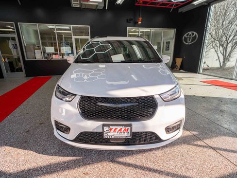 Used 2021 Chrysler Pacifica Touring-L w/ Uconnect Theater Family Group image 6