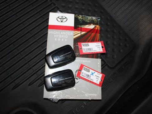 Certified 2021 Toyota Highlander XLE image 28